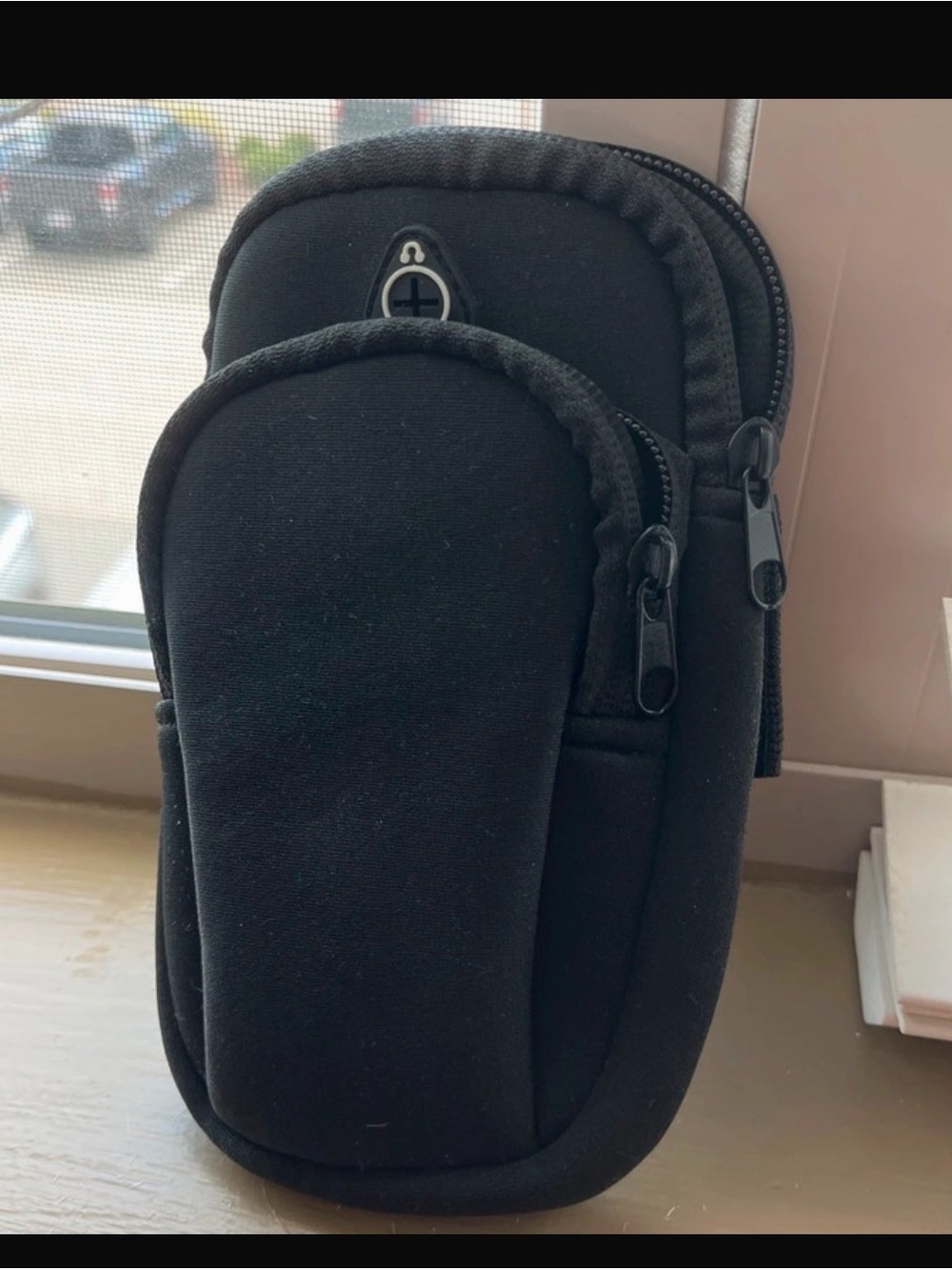 Black running sleeve band that can hold phone and etc.